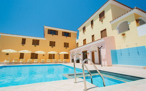 Violet Residence In Orosei: Piscine, Établissements Humains, Domicile, Appartement, Recours, Biens, Hôtel, Mobilier De Jardin, Hacienda, Balcon