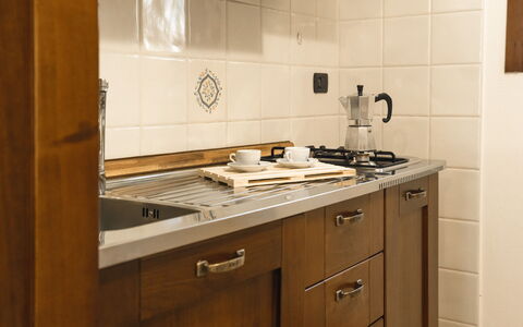 Violet Residence In Orosei: Cuisine, Comptoir, Appareil De Cuisine, Cabinetry, Bois, Sol, Principaux Appliance, Design Intérieur, Le Fourneau, Cuisinière