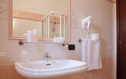 Violet Residence In Orosei: Mur, Design Intérieur, Lavabo, Luminaire Plomberie, Sol, Salle De Bains, Meubles, Sol, Miroir, Évier