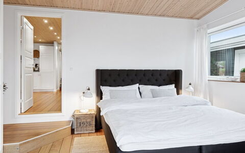 Eero - 175M to the Fjord: Meubles, Design Intérieur, Lit, Sol, Chambre, Sol, Bois, Plafond, Parquet, Pièce