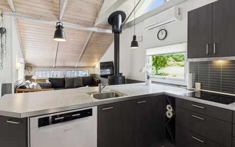 Nedelko - 30Km from the Sea: Cuisine, Comptoir, Design Intérieur, Sol, Bois, Principaux Appliance, Appareil De Cuisine, Plafond, Cabinetry, Meubles