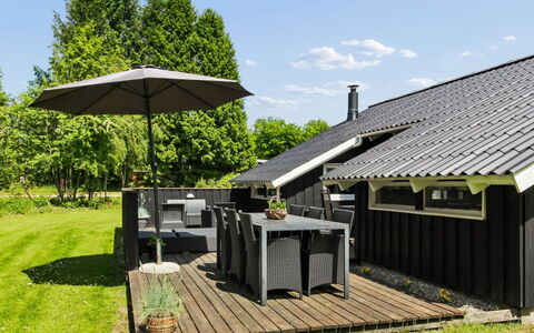 Nedelko - 30Km from the Sea: Bois, Toit, Domicile, Maison, Ombre, Chalet, Mobilier De Jardin, Jardin, Porche, Couverture De Sol