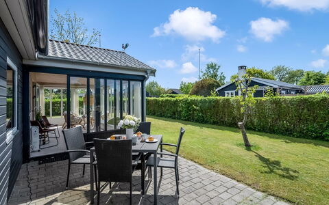 Nantje - 300M from the Sea: Domicile, Toit, Maison, Porte, Chalet, Porche, Biens, Jardin, Pelouse, Siding