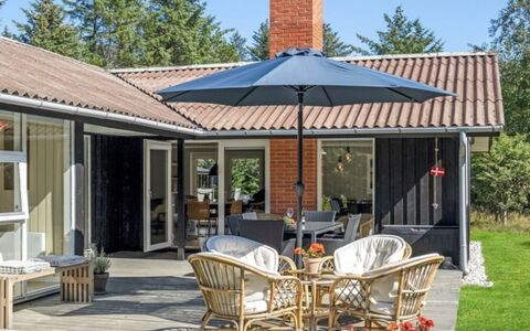 Quiana - 2Km from the Sea: Toit, Domicile, Maison, Porche, Chalet, Porte, Ombre, Jardin, Mobilier De Jardin, Cour