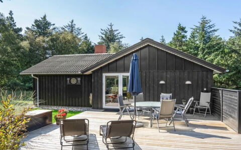 Quiana - 2Km from the Sea: Bois, Maison, Chalet, Domicile, Toit, Siding, Porte, Batiments Jardin, Dur, Couverture De Sol
