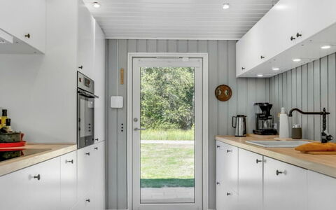 Quiana - 2Km from the Sea: Sol, Bois, Cuisine, Design Intérieur, Appareil De Cuisine, Plafond, Sol, Comptoir, Cabinetry, Principaux Appliance