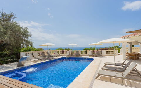 Villa Maitreya: Bleu, Plan D'Eau, L'Eau, Cotiers Et Relief Océaniques, Côte, Mer, Mobilier De Jardin, Rive, Océan, Ombre