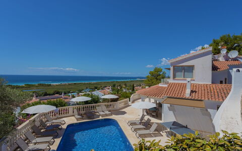 Villa Maitreya: Bleu, Plan D'Eau, L'Eau, Cotiers Et Relief Océaniques, Côte, Mer, Mobilier De Jardin, Rive, Océan, Ombre