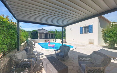 Villa Esterel: Piscine, Mobilier De Jardin, Ombre, Meubles, Composite, Loisir, Structure En Plein Air, Chaise, Recours, Patio