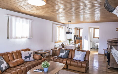 Chesa Primula: Meubles, Design Intérieur, Bois, Plafond, Sol, Pièce, Salon, Sol, Canapé, Éclairage
