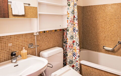Chesa Primula: Salle De Bains, Lavabo, Luminaire Plomberie, Design Intérieur, Mur, Siège De Toilette, Évier, Toilette, Textile, Sol