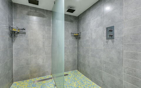 Loch Ness Granary: Mur, Sol, Sol, Tete De Douche, Tuile, Design Intérieur, Douche, Salle De Bains, Luminaire Plomberie, Composite