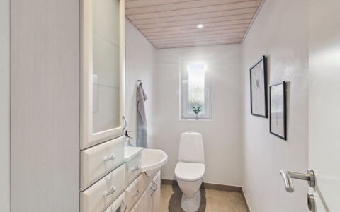 Solvejg - 30Km from the Sea: Sol, Mur, Sol, Design Intérieur, Bois, Luminaire Plomberie, Plafond, Évier, Salle De Bains, Armoire De Toilette