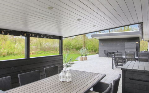 Solvejg - 30Km from the Sea: Bois, Porche, Plafond, Plate-Forme, Meubles, Mobilier De Jardin, Ombre, Dur, Planche, Structure En Plein Air