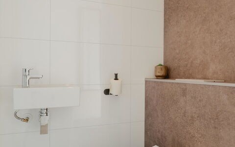 Villa Bloomingdale Luxe: Salle De Bains, Mur, Luminaire Plomberie, Sol, Sol, Toilette, Plomberie, Robinet, Tuile, Design Intérieur