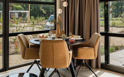 Villa Bloomingdale Luxe: Meubles, Design Intérieur, Sol, Chaise, Sol, Salon, Lustre, Matériau Naturel, Parquet
