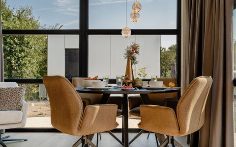 Villa Bloomingdale Luxe: Meubles, Design Intérieur, Bois, Sol, Chaise, Sol, Luminaire, Salon, Lustre, Plafond