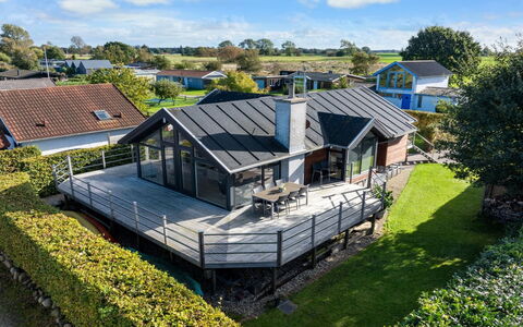 Berner - 40M from the Sea: Maison, Toit, Domicile, Chalet, Arbuste, Couverture De Sol, Biens, Ferme, Siding, Batiments Jardin