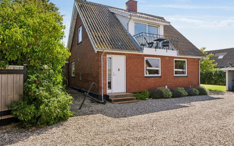 Deljan - 200M from the Sea: Toit, Maison, Domicile, Chalet, Porte, Siding, Plate-Forme, Porche, Planche, Dur