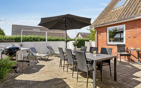 Deljan - 200M from the Sea: Toit, Maison, Domicile, Chalet, Porte, Siding, Plate-Forme, Porche, Planche, Dur