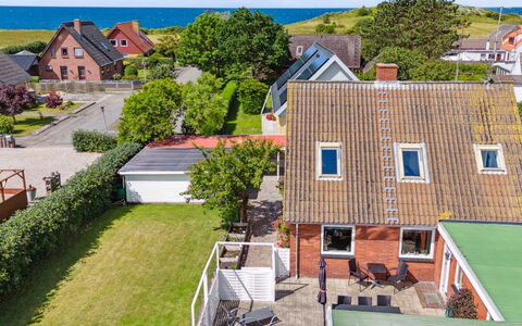 Deljan - 200M from the Sea: Toit, Maison, Domicile, Chalet, Porte, Siding, Plate-Forme, Porche, Planche, Dur