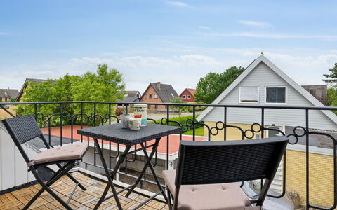 Deljan - 200M from the Sea: Toit, Maison, Domicile, Chalet, Porte, Siding, Plate-Forme, Porche, Planche, Dur