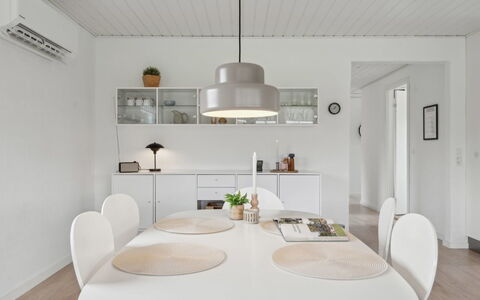 Dietlinde - 100M from the Sea: Meubles, Table, Mobilier De Jardin, Tableau De Plein Air, Chaise, Tache De Bois, Ombre, Arrière-Cour, Chalet, Table Cuisine Et Salle A Manger