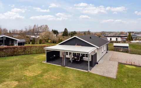 Dietlinde - 100M from the Sea: Meubles, Table, Mobilier De Jardin, Tableau De Plein Air, Chaise, Tache De Bois, Ombre, Arrière-Cour, Chalet, Table Cuisine Et Salle A Manger