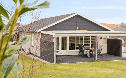 Dietlinde - 100M from the Sea: Toit, Maison, Domicile, Chalet, Porte, Siding, Plate-Forme, Porche, Planche, Dur