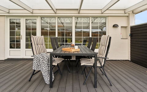 Dietlinde - 100M from the Sea: Toit, Maison, Domicile, Chalet, Porte, Siding, Plate-Forme, Porche, Planche, Dur