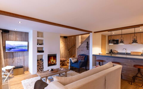 Christina 9: Meubles, Design Intérieur, Sol, Bois, Sol, Plafond, Pièce, Parquet, Salon, Éclairage
