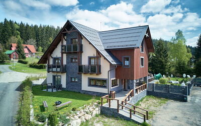 Harrachov 707: Bâtiment, Fenêtre, Maison, Domicile, Chalet, Zone Résidentielle, Façade, Toit, Siding, Établissements Humains
