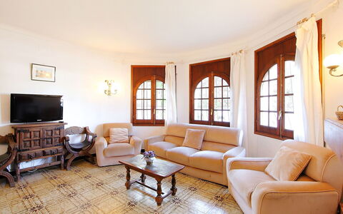 Les 4 Saisons: Salon, Pièce, Meubles, Propriété, Design Intérieur, Sol, Bâtiment, Table Basse, Table, Maison