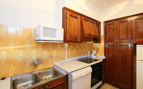Les 4 Saisons: Comptoir, Cabinetry, Pièce, Propriété, Cuisine, Meubles, Évier, Design Intérieur, Bâtiment, Immobilier