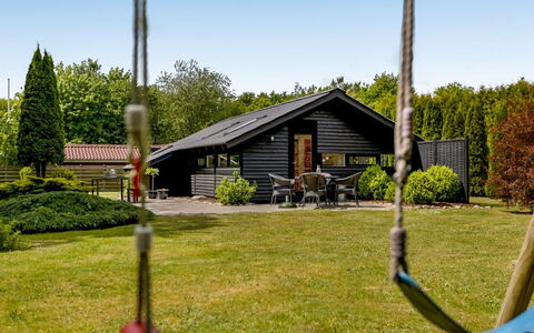Reino - 30Km from the Sea: Toit, Maison, Domicile, Chalet, Porte, Siding, Plate-Forme, Porche, Planche, Dur