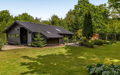 Reino - 30Km from the Sea: Toit, Maison, Domicile, Chalet, Porte, Siding, Plate-Forme, Porche, Planche, Dur