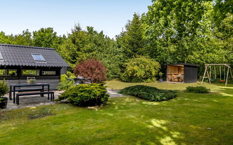 Reino - 30Km from the Sea: Toit, Maison, Domicile, Chalet, Porte, Siding, Plate-Forme, Porche, Planche, Dur