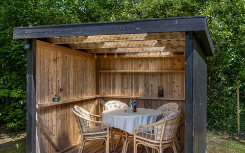 Reino - 30Km from the Sea: Domicile, Chalet, Porche, Dur, Siding, Plate-Forme, Ombre, Planche, Biens, Batiments Jardin