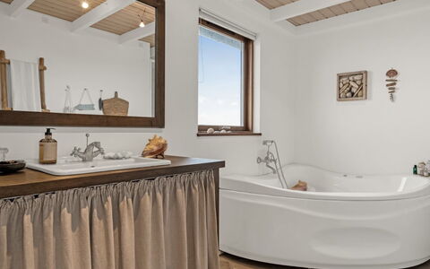 Bjerund - 300M from the Sea: Design Intérieur, Luminaire Plomberie, Sol, Baignoire, Salle De Bains, Sol, Bois, Robinet, Plafond, Meubles