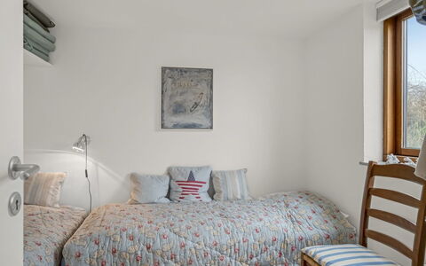 Bjerund - 300M from the Sea: Lit, Meubles, Literie, Chambre, Design Intérieur, Mur, Drap De Lit, Bois, Linge, Pièce