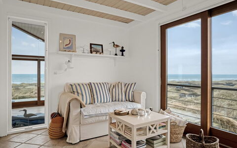 Bjerund - 300M from the Sea: Meubles, Bois, Design Intérieur, Sol, Sol, Table, Pièce, Domicile, Mer, Salon
