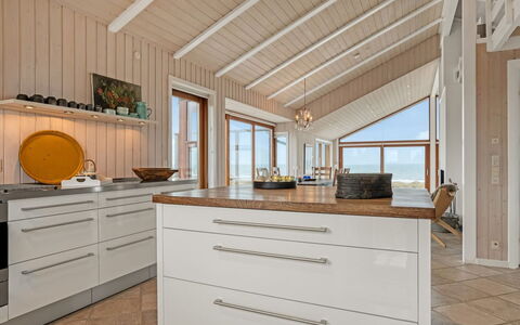 Bjerund - 300M from the Sea: Sol, Bois, Design Intérieur, Sol, Plafond, Parquet, Comptoir, Cuisine, Cabinetry, Meubles