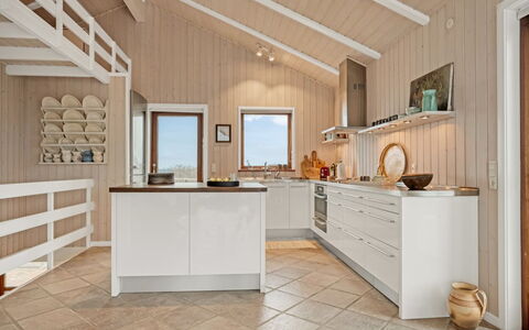 Bjerund - 300M from the Sea: Sol, Design Intérieur, Sol, Bois, Cuisine, Parquet, Plafond, Comptoir, Cabinetry, Meubles