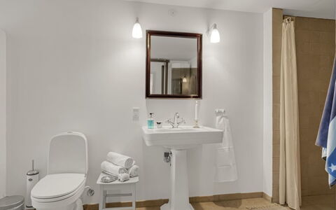 Bjerund - 300M from the Sea: Salle De Bains, Lavabo, Luminaire Plomberie, Évier, Design Intérieur, Sol, Siège De Toilette, Toilette, Sol, Robinet