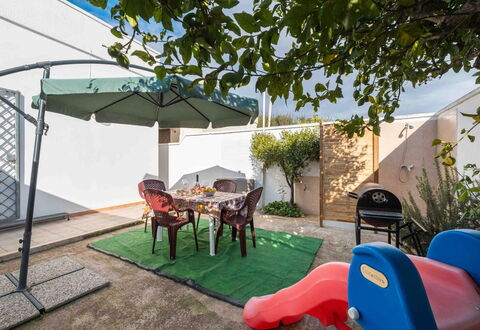 Sunny Haven Villa In Torre Lapillo: Jardin, Ombre, Pot De Fleur, Mobilier De Jardin, Cour, Arrière-Cour, Aménagement Paysager, Cour, Chaise, Plante D'Appartement