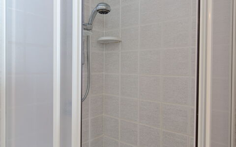 Vista Mare Da Rossella: Mur, Luminaire Plomberie, Salle De Bains, Sol, Sol, Douche, Plomberie, Design Intérieur, Tete De Douche, Porte De Douche