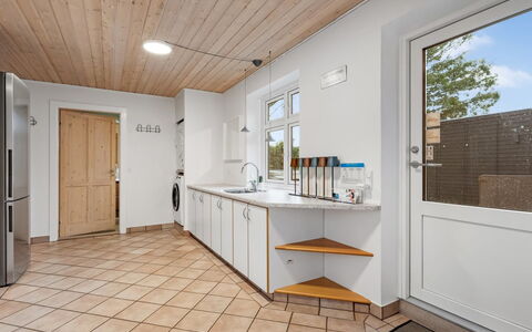 Kerttuli - 540M from the Sea: Sol, Bois, Sol, Plafond, Design Intérieur, Cuisine, Comptoir, Pièce, Parquet, Cabinetry