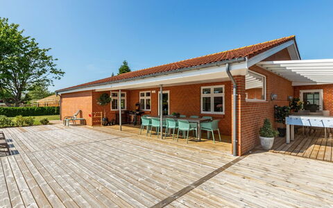 Kerttuli - 540M from the Sea: Bois, Domicile, Chalet, Ombre, Tache De Bois, Dur, Porche, Plate-Forme, Store