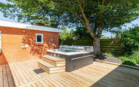 Kerttuli - 540M from the Sea: Composite, Piscine, Baignoire, Plate-Forme, Luminaire Plomberie, Tache De Bois, Jacuzzi, Mobilier De Jardin, Dur