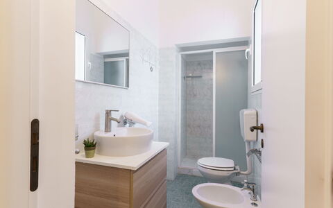 Casa Olimpo: Design Intérieur, Sol, Sol, Luminaire Plomberie, Salle De Bains, Lavabo, Évier, Plafond, Pièce, Robinet